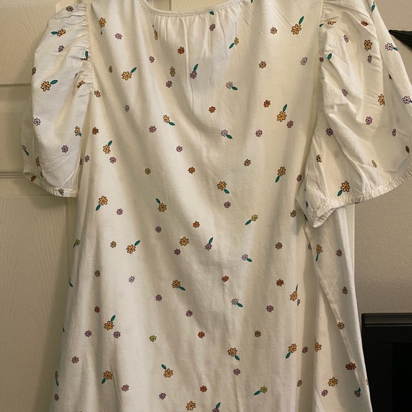 Beautiful white t-shirt with colored details in size 3X. - Picture 6 of 6